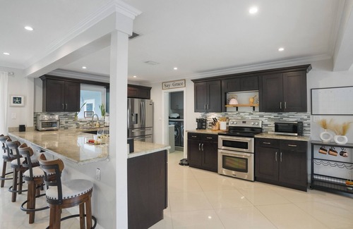 South Corals House | 3BR Home w/Heated Pool, BBQ & Lounge — 1 Mile to Fort Lauderdale Beach!