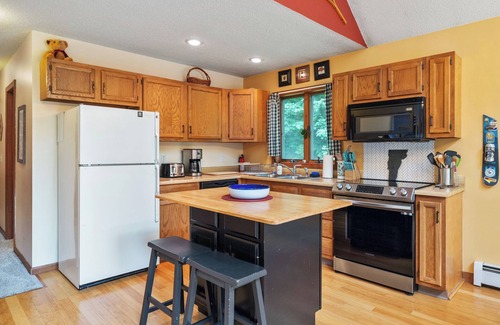 Ludlow House | 3BR Lake & Slope Retreat: Near Okemo w/ Hot Tub