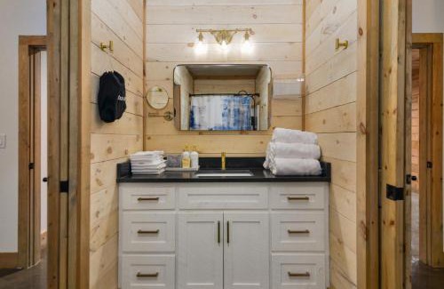 McCaysville Ski Chalet | 3BR, Loft, Hot Tub, Dog Friendly, Firepit, Grill