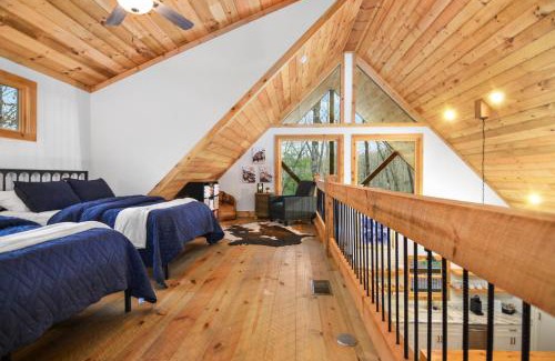 McCaysville Ski Chalet | 3BR, Loft, Hot Tub, Dog Friendly, Firepit, Grill