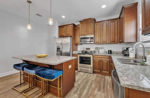 Tallahassee House | 3BR LuxHome mins to FSU, King Bed, Cute Backyard