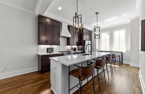 Downtown House | 3BR Luxury & Downtown - Roof Top Deck! Sleeps 8
