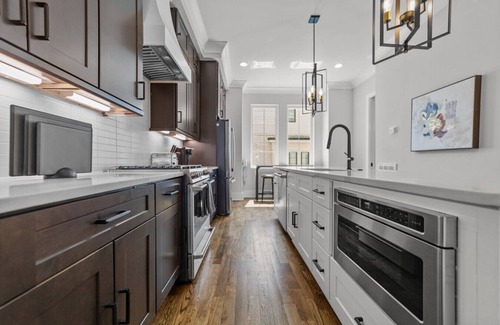 Downtown House | 3BR Luxury & Downtown - Roof Top Deck! Sleeps 8