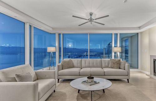 Coal Harbour Apartment | 3BR Luxury Haven: Skyline Views, Spa Retreat, Prime Downtown Locale!