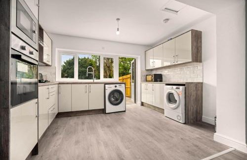 Moseley House | 3BR Luxury home in Peaceful Moseley