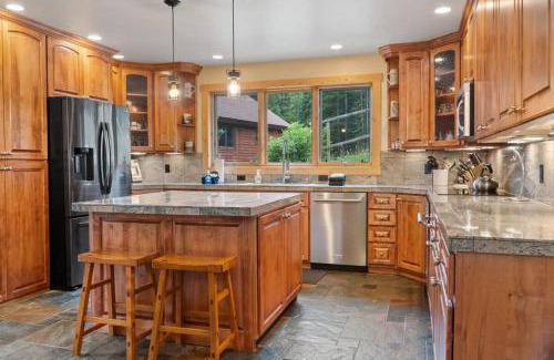 Breckenridge House | 3BR Mountain Retreat with Hot Tub