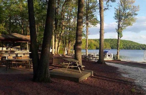 Lake Harmony House | 3BR Mtn & Lake Getaway w/6 Beachclub & Pool Passesn