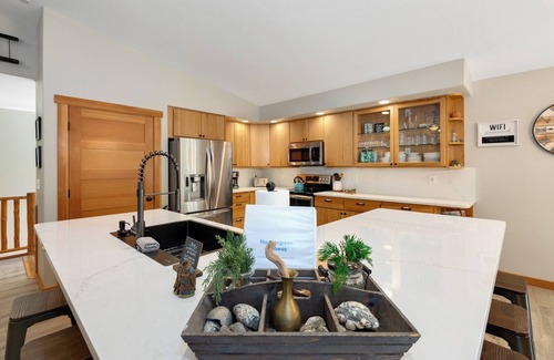Ronald House | 3BR Pet-Friendly Family Pine Cabin with Access Roslyn Ridge Summer Activities