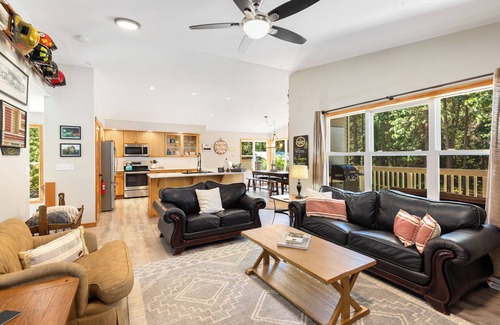 Ronald House | 3BR Pet-Friendly Family Pine Cabin with Access Roslyn Ridge Summer Activities