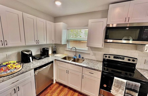 Northeast Houston House | 3BR Retreat Near Downtown - Airport - NRG Stadium