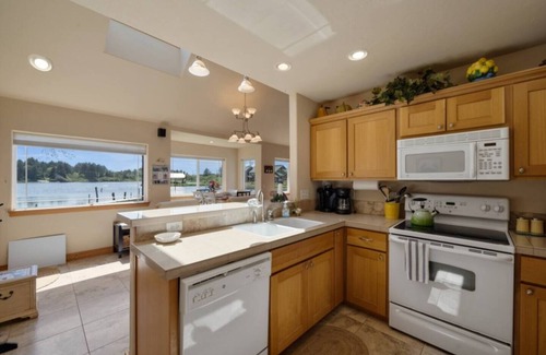 Rockaway Beach House | 3BR retreat w/sweeping Spring Lake views, sunroom patio, wildlife sightings, 5 mins to the ocean beach.