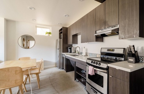 Belmont Apartment | 3BR Sleeps 8 Foodie Haven SE Portland