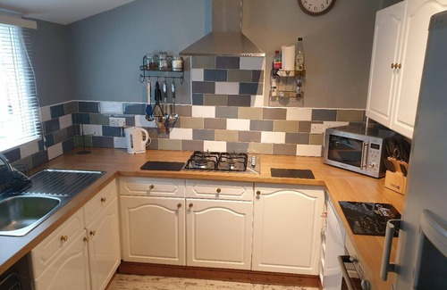 Kidwelly House | 3br-sleeps6-petsok-off Road Parking-garden