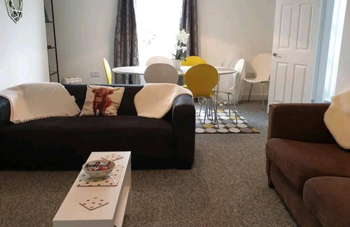 Kidwelly House | 3br-sleeps6-petsok-off Road Parking-garden