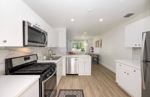 Hialeah House | 3BR Smart home, close to airport, Fast WiFi, Free private parking, Patio & Grill