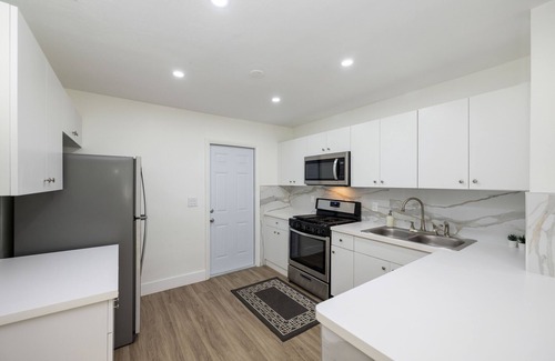 Hialeah House | 3BR Smart home, close to airport, Fast WiFi, Free private parking, Patio & Grill