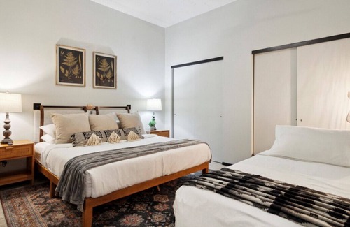 Fairmount Apartment | 3BR Spacious Family Abode with Parking, Gym, Golf Simulator