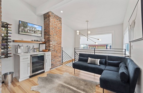 Mount Washington House | 3BR Stylish Retreat, Minutes from Downtown Pittsburgh, Free 3-Car Parking