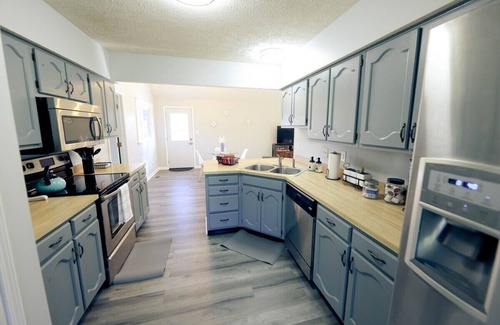 Wayne House | 3BR Suburban Getaway in Indy 7 min to Airport