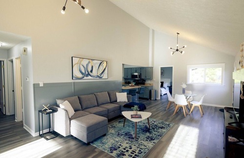 Wayne House | 3BR Suburban Getaway in Indy 7 min to Airport