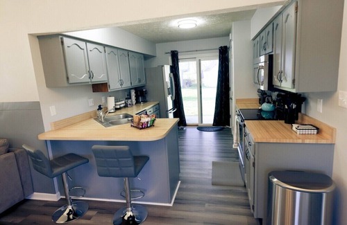 Wayne House | 3BR Suburban Getaway in Indy 7 min to Airport