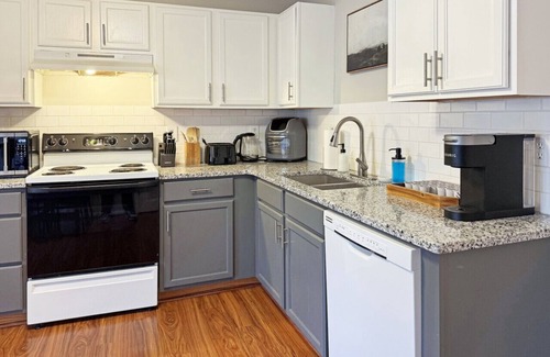 Southeast Raleigh House | 3BR Townhome w/Fire Pit | Near Walnut Creek