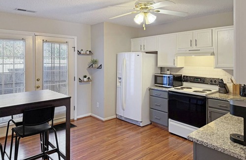 Southeast Raleigh House | 3BR Townhome w/Fire Pit | Near Walnut Creek