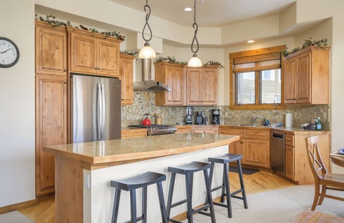 Bear Crossing House | 3BR townhouse w/balcony & hot tub