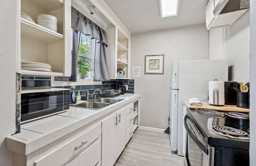 Central Oklahoma City Apartment | 3BR Vintage Home | $1800/month #14A | Full Kitchen + Laundry