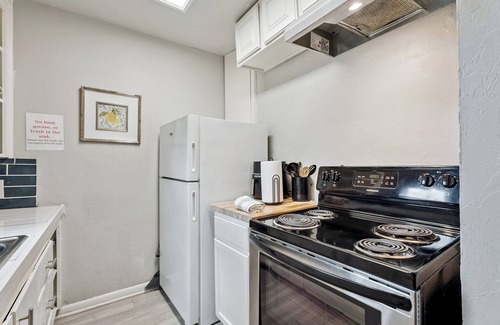 Central Oklahoma City Apartment | 3BR Vintage Home | $1800/month #14A | Full Kitchen + Laundry