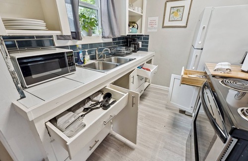Central Oklahoma City Apartment | 3BR Vintage Home | $1800/month #14A | Full Kitchen + Laundry