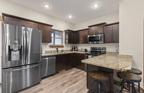 Indian Point Cabin | 3BR WALK-IN ~ Near SDC ~ Game Room ~ 2 Pools ~ FREE TICKETS INCLUDED! (RR93B)