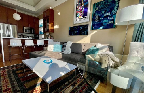 Near West Side Apartment | 3F Vintage Graystone in Little Italy near loop UIC United Ct & McCormick Place