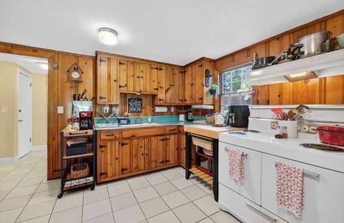 East Nashville Apartment | 3mi to downtown, packed w/extras, serene porch, swings, lights & music