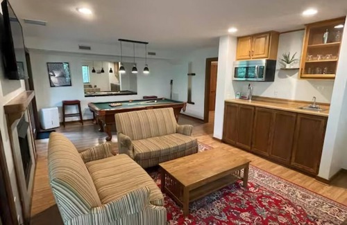 Laurel Ridge Ski Chalet | 3min to Ski! Mntn View Fireplace 55"TV w/Disney+