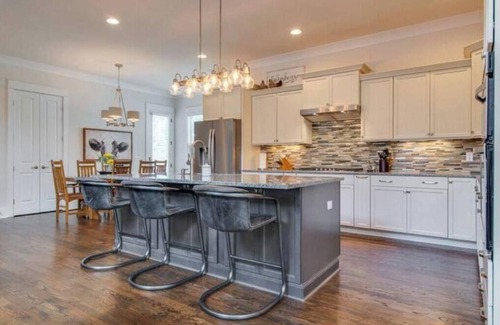 Shelby Hills House | 3mn to everything Nashville! Comfortably sleeps 12