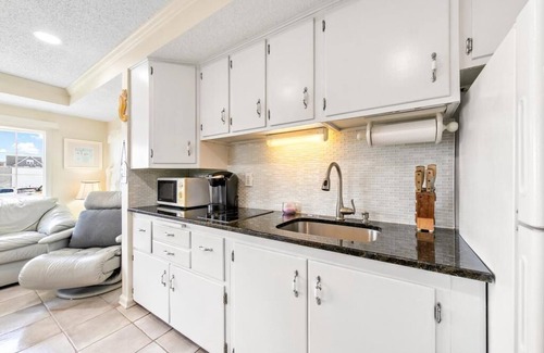 Beach Haven Apartment | 3rd to Beach*Beautiful,Victorian, covered Porch,heartof B.H,Across Veterans Prk