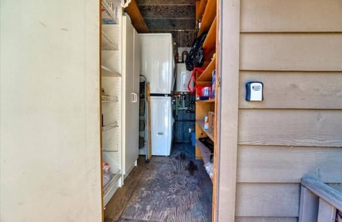 Descanso Cabin | 3RM Loft Cabin w trees, fire pit, swing, horseshoes!