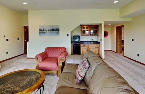 McHenry Villa | 4,000 sq. Foot Villa : 1/2 Mile to Slopes : 4 BR's w3 Master Suites : Game Room