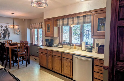 Franklin House | 4/2.5 Franklin, NC Mountain Meadows Retreat - Dog Friendly!