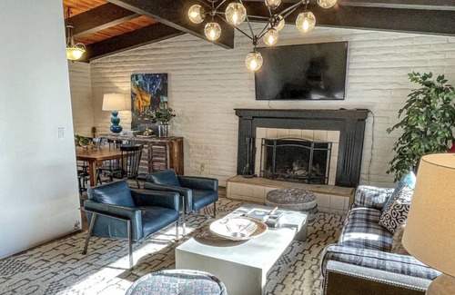 Tahoe Island Cabin | $4,200/mo-Furnished Ski Lease in South Lake Tahoe, 15 minutes to Heavenly Resort