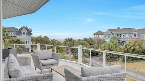 Isle of Palms House | 4 46th Avenue by AvantStay Pool Views Deck