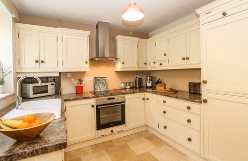 Tideswell Cottage | 4 ALMA ROAD, pet friendly, with open fire in Tideswell