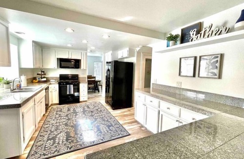 Clovis House | 4 bd 2.5 ba Near.Buchanan HS with pool; sleeps 11