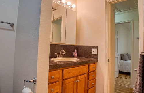 Lamar Heights Area House | 4 BD | 2 B | Movie Area | Denver | Boulder | Mountains