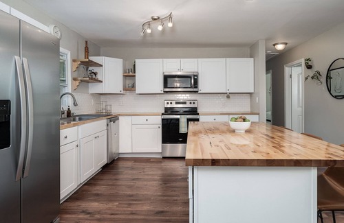 Jacksonville House | 4 BD 2 Bath Home 10 min from base