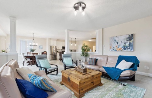 Collingwood House | 4 BDR Home Near Downtown Collingwood and Blue Mtn