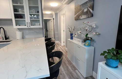 Hastings House | 4 Bdrm Contemporary City Oasis Near PNE