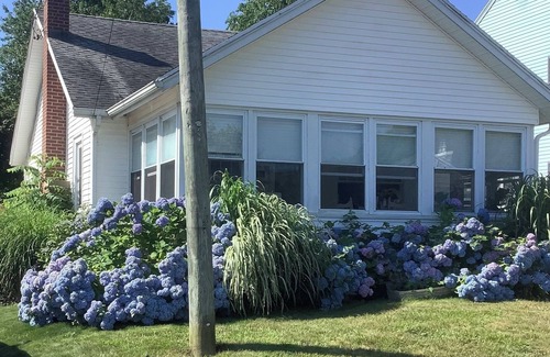 Niantic House | 4-BdRm Home at Black Point Beach, E. Lyme - WiFi + AC! JUN-AUG 2026 WKLY RENTAL