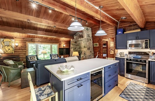 Muskoka Lakes Cottage | 4 bdrm + loft! 3 bath. Cottage+Renovated Guest Cabin!